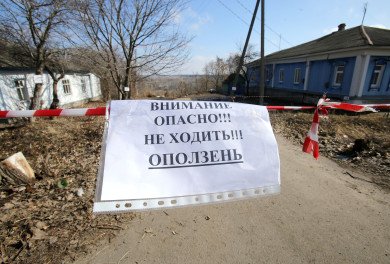 Оползень, который уничтожил дом в Новохопёрске, продолжает угрожать людям