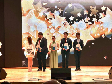 «Казалось, недавно отводили дочь в 1-й класс». Выпускники школ Воронежа получили аттестаты