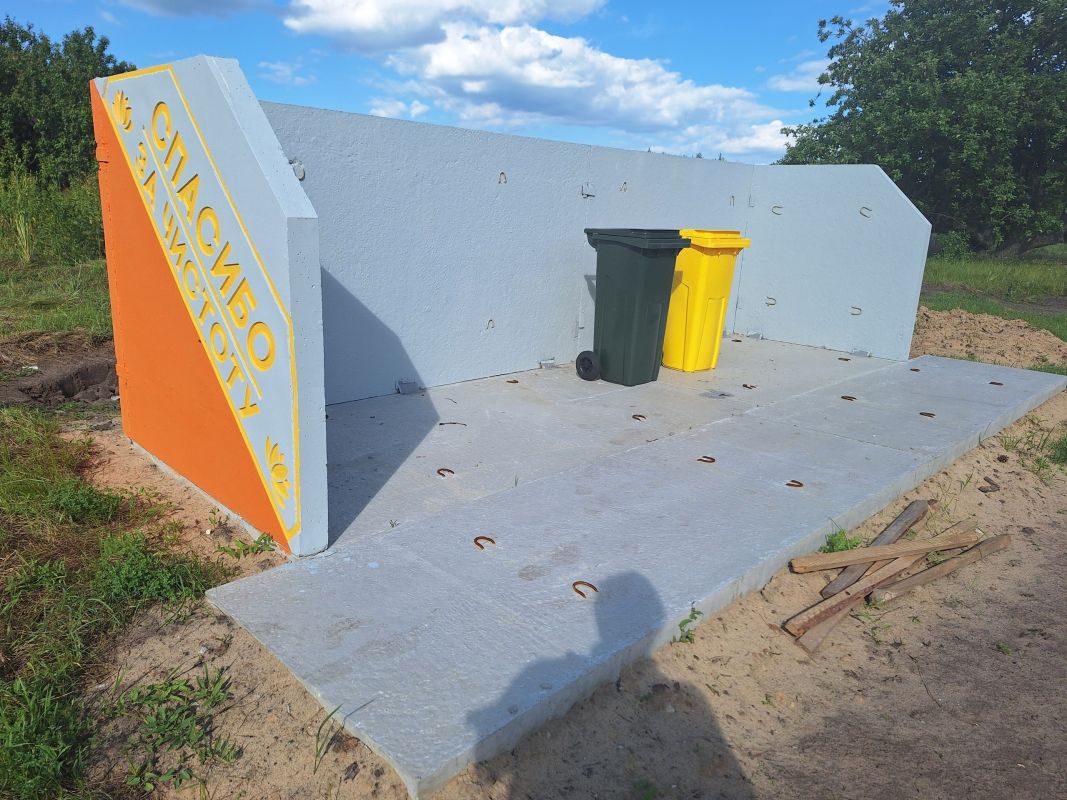 Война старушки и мусорного оператора: мусор так и не вывозят, маразм крепчает