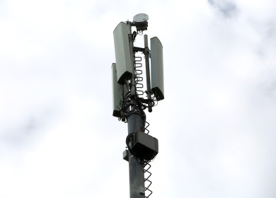 Как вышка сотовой связи появилась недалеко от детской площадки в воронежском дворе