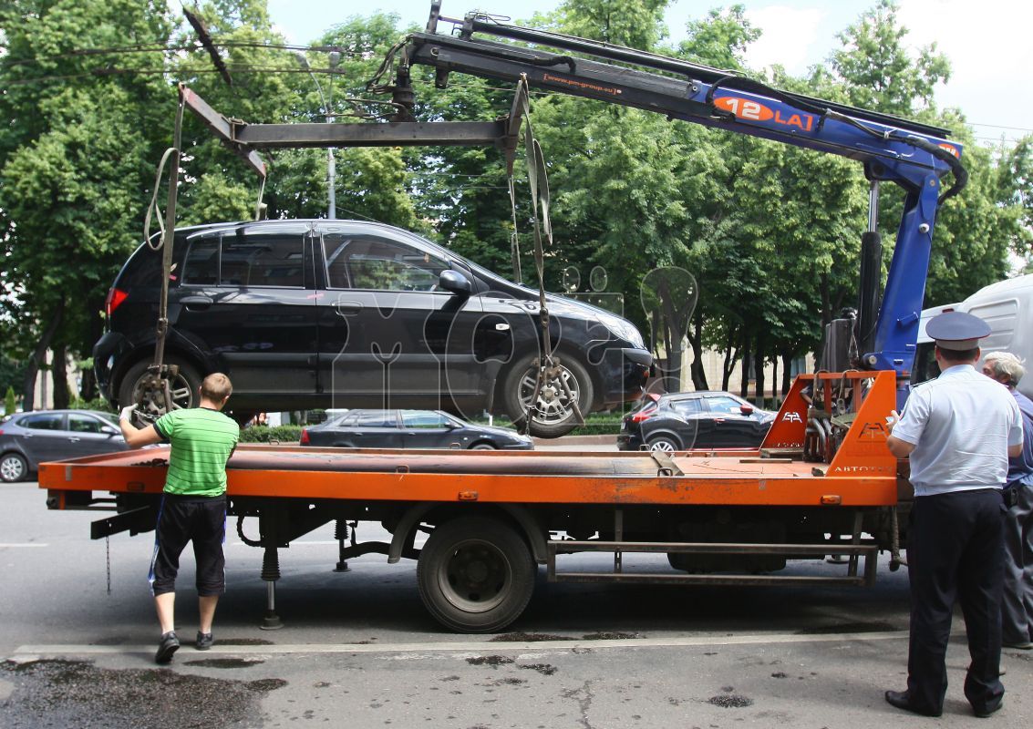 Сотни машин эвакуировали в Воронеже за неделю