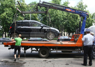 Сотни машин эвакуировали в Воронеже за неделю