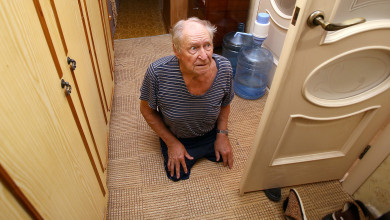 «Новые ноги пока не выросли». Лишившийся жены профессор ВГУ не может получить протезы