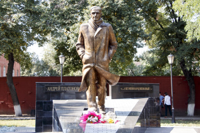 Памятник в центре Воронежа отремонтируют