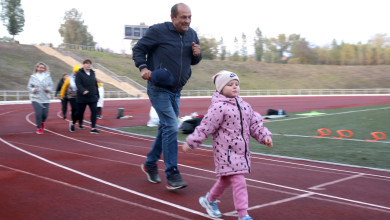 Забег в кокошниках: как спорт объединил детей, родителей, бабушек и дедушек 