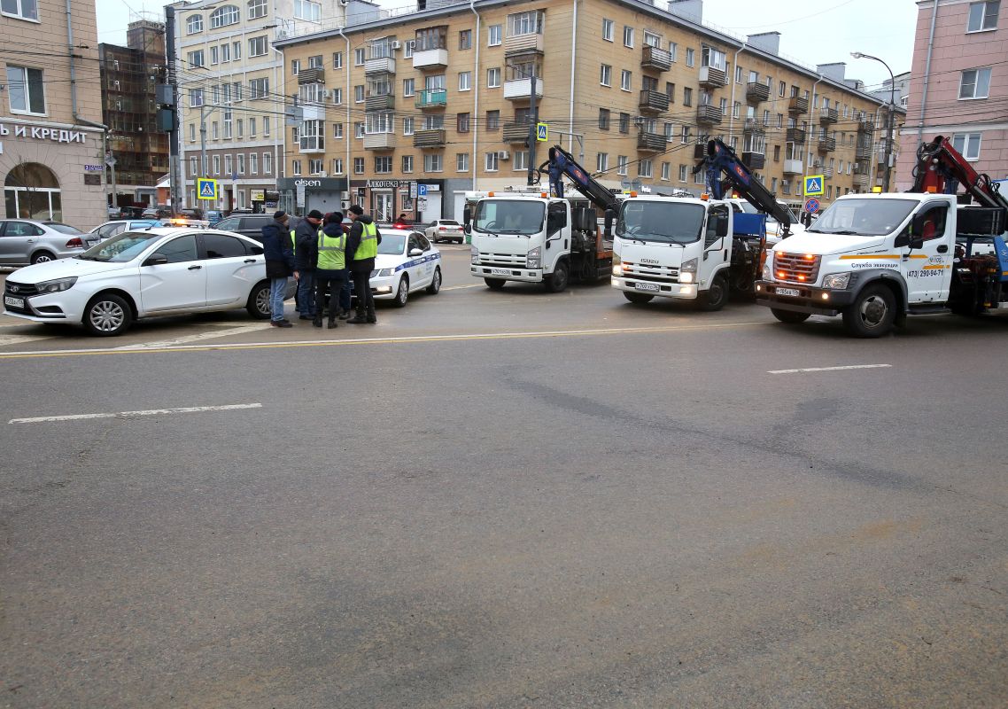 Почти 300 машин эвакуировали в Воронеже