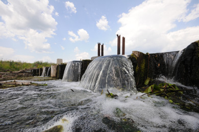 Разрушается плотина пруда в Воронежской области