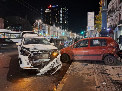 Пьяный водитель устроил два ДТП с девятью машинами в центре Воронежа