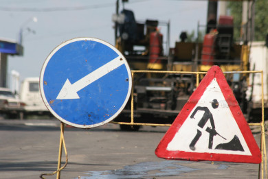 Асфальт провалился на оживлённой улице левого берега