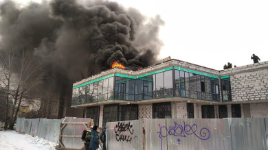 Сильнейший пожар на крыше строящегося здания напугал воронежцев (ВИДЕО)