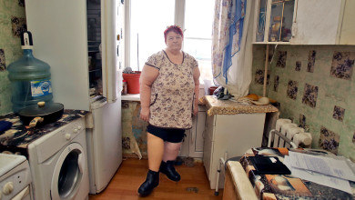 Почему в квартире женщины-инвалида, потерявшей ногу на заводе, хлещет вода с потолка