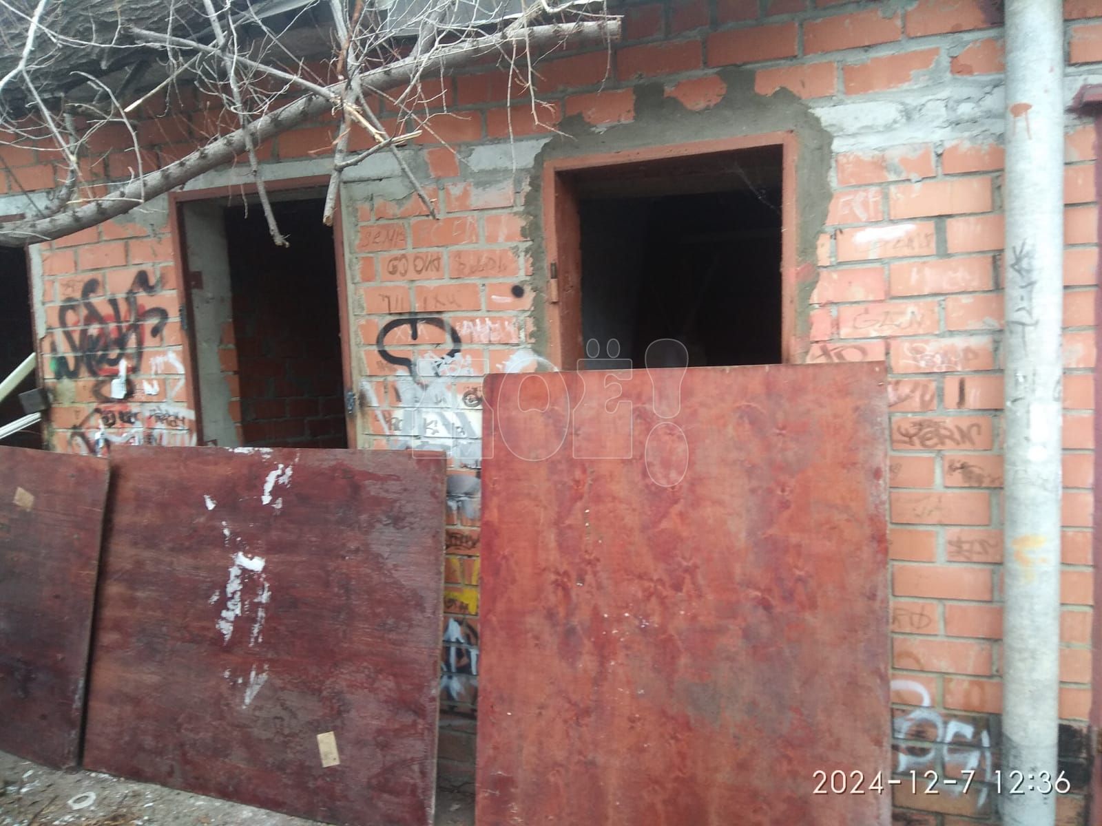 Неизвестные начали поджигать мусор возле скандально известных гаражей и&nbsp;сараев на&nbsp;Ленинградской