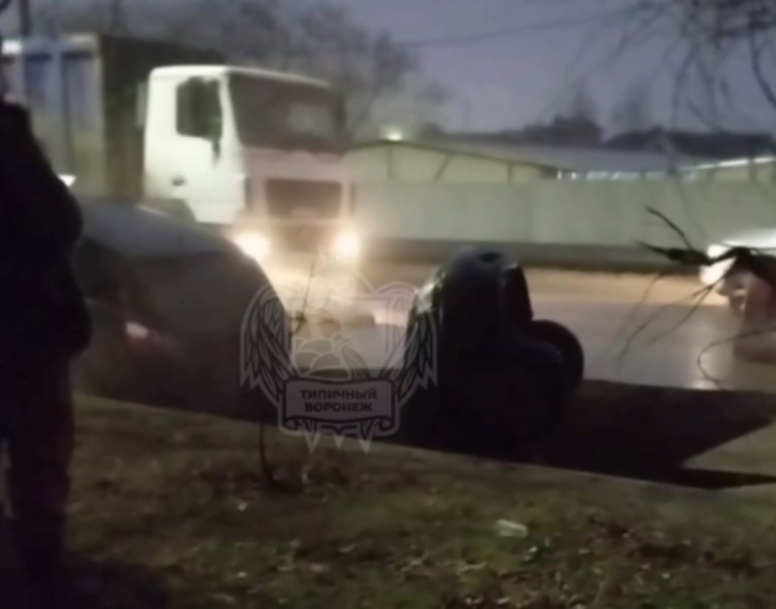 Две машины провалились под&nbsp;землю в&nbsp;Воронеже