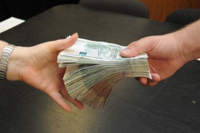 Неблагодарный гость украл подарочные конверты с деньгами во время юбилея