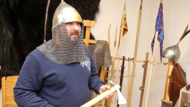 Необычный музей, где можно потрогать сабли и примерить тяжёлый шлем, появился в Воронеже