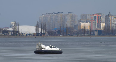 Шестерых безумцев обнаружили на льду водохранилища в Воронеже