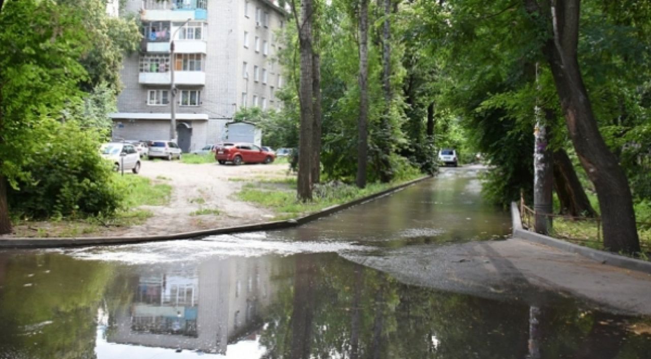 В Воронеже из-за коммунальной аварии затопило двор многоэтажки