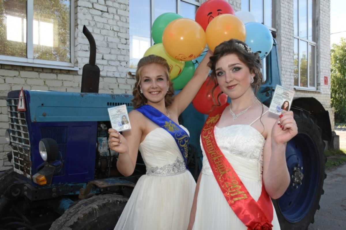 Выпускницы школы в Воронежской области вместе с аттестатами получили права трактористок