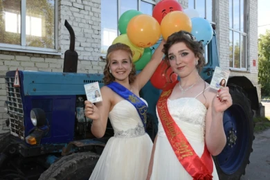 Выпускницы школы в Воронежской области вместе с аттестатами получили права трактористок