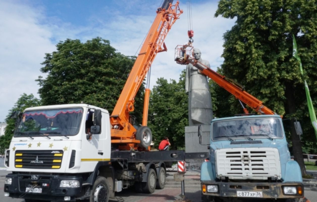Демонтаж памятника Кольцову в Воронеже