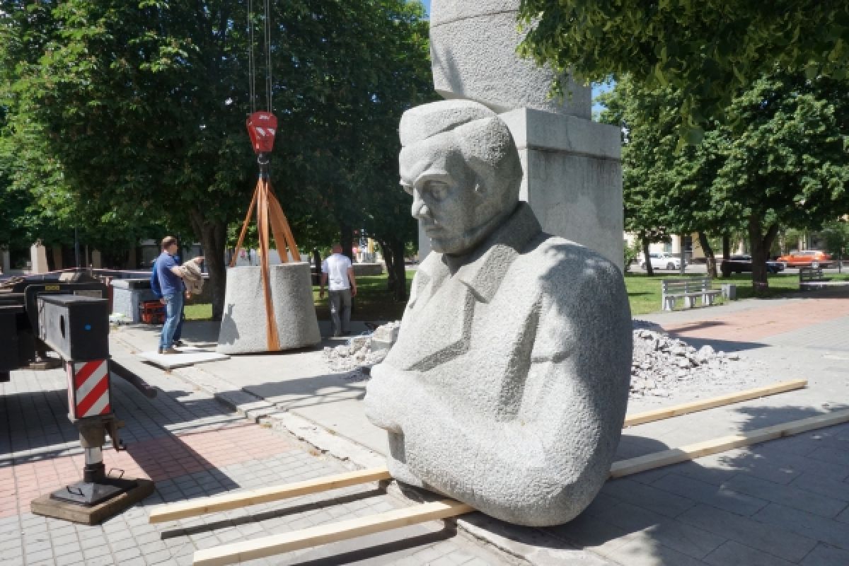 При демонтаже памятника Кольцову обнаружился его секрет: у монумента всё-таки чужая голова?