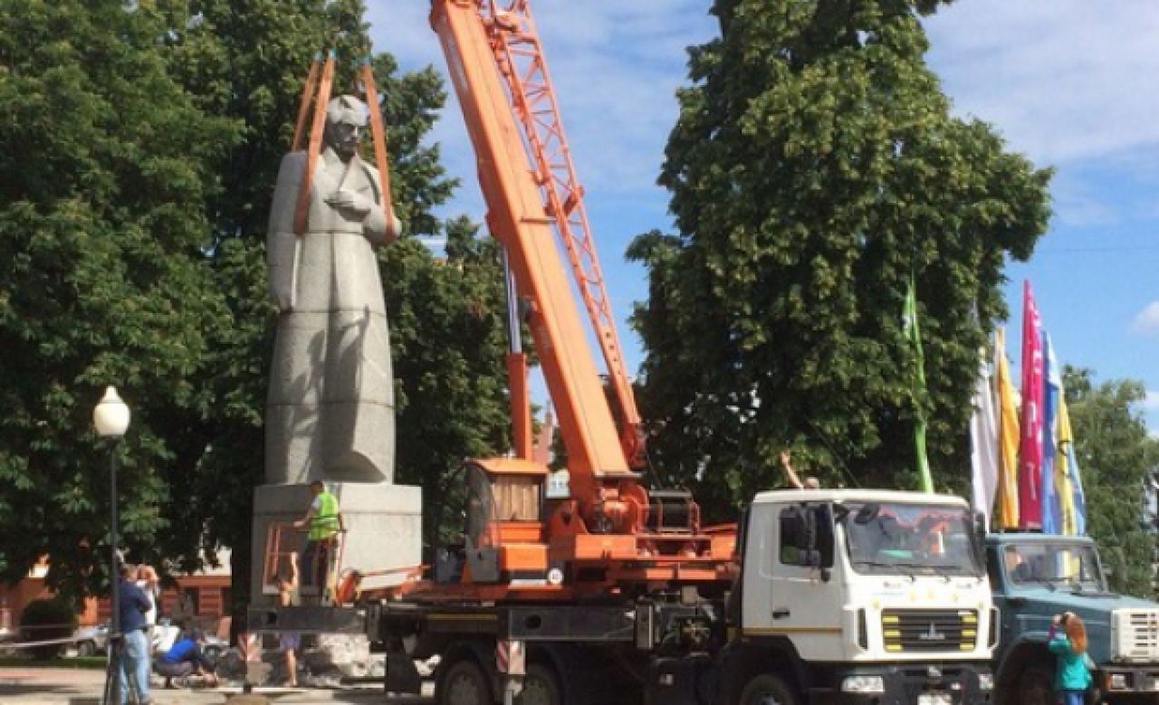 В Воронеже начался демонтаж памятника Кольцову