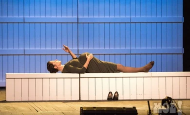 В Воронеже британский театр показал спектакль с пародией на «Пусть говорят»