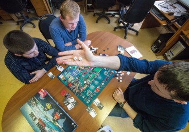 Два воронежца создали настольную игру, в которой можно купить «Град» или стать в...