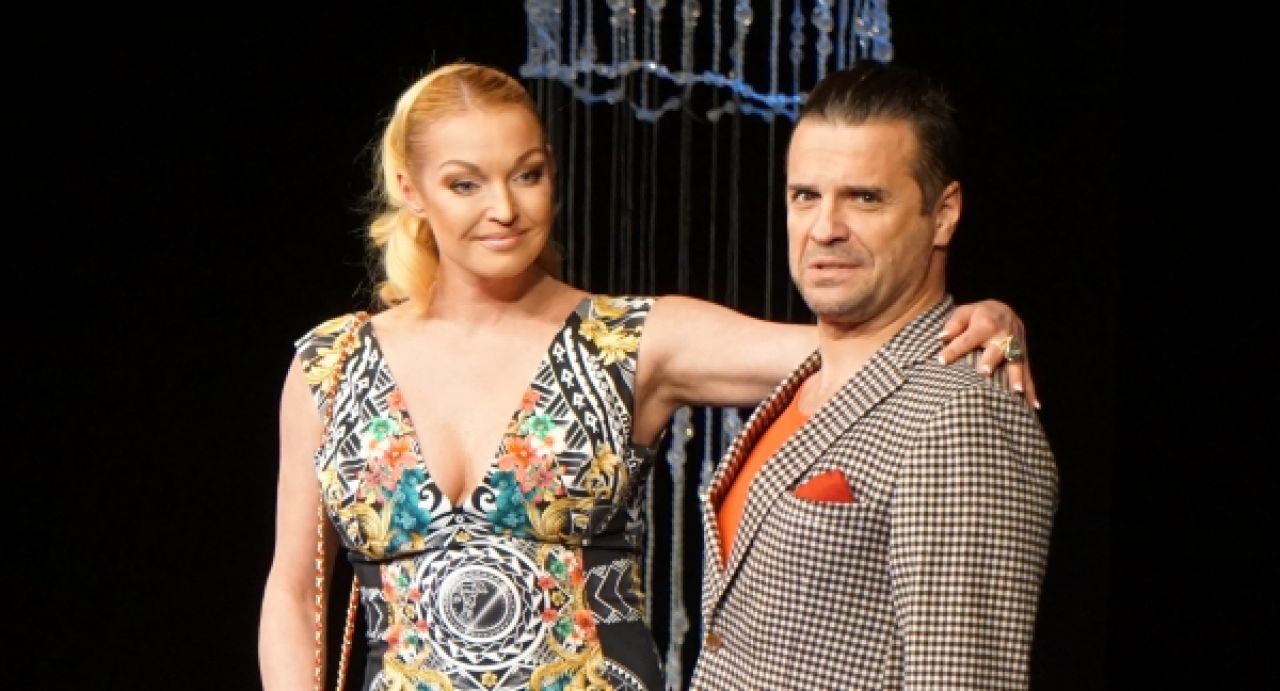 Анастасия Волочкова и Сергей Астахов на сцене Воронежского концертного зала