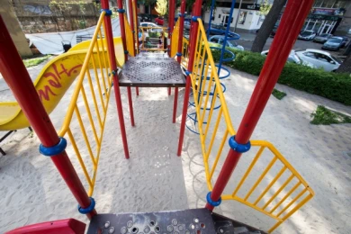 В самом центре Воронежа дети играют на сломанной детской площадке