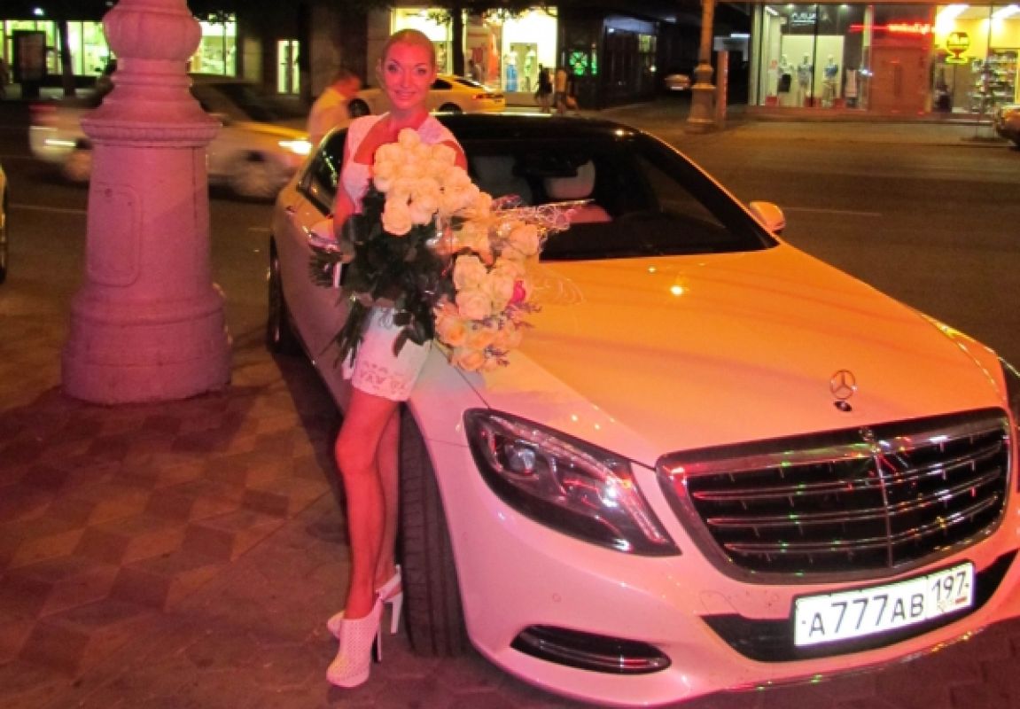 В прошлый свой приезд в Воронеж в 2016 году Анастасия передвигалась по городу на роскошном "майбахе"