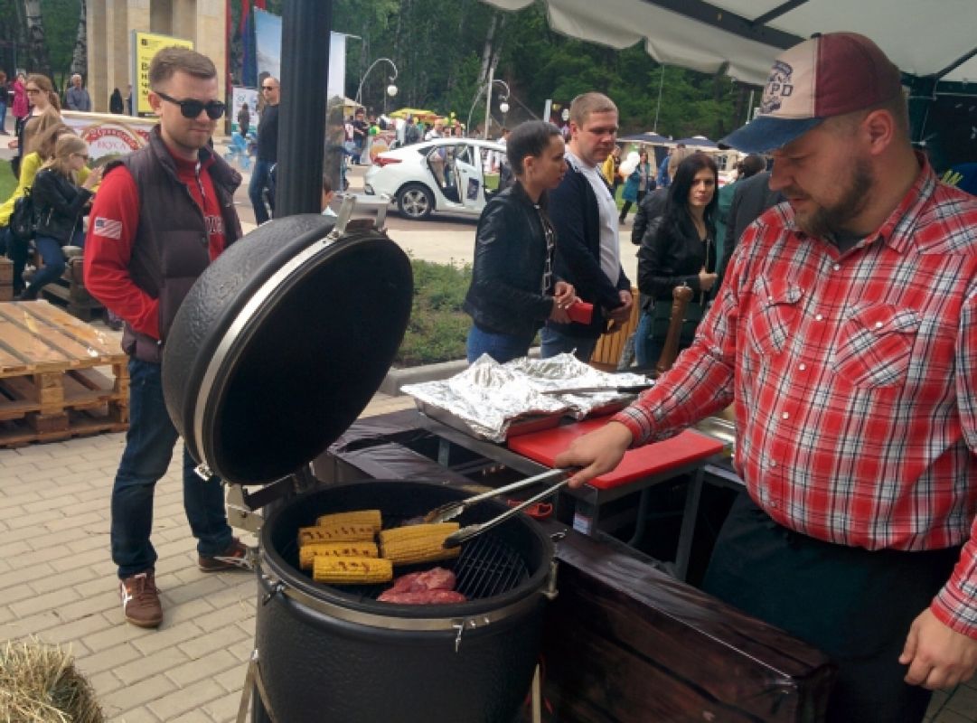 На фестивале национальной кухни в Воронеже жарили шашлык и готовили буррито