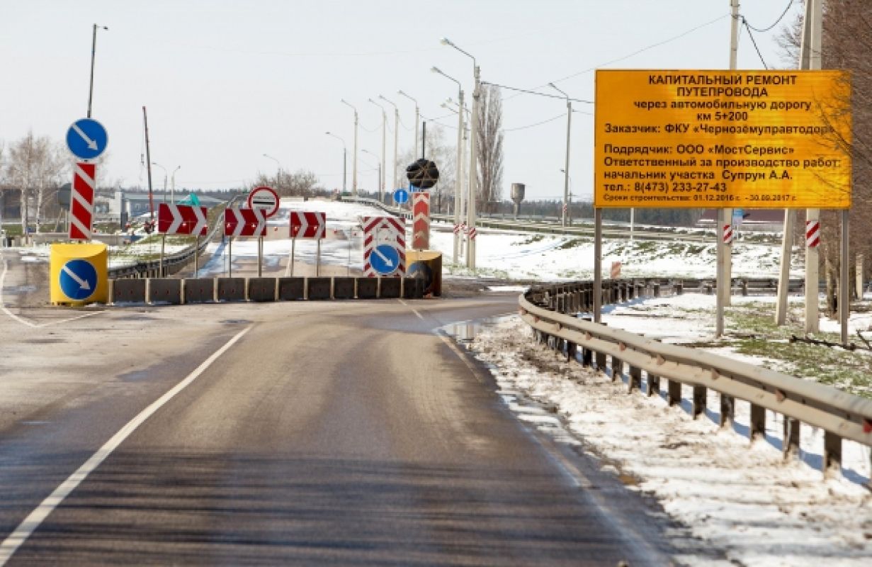 Так сейчас выглядит перекрытый путепровод при движении из аэропорта