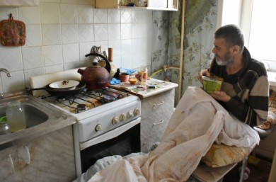 Воспитательница из Воронежа спасла умирающего от рака одинокого соседа