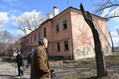 «Слава Богу, пережили зиму»: почему жильцы не покидают полуразрушенные дома на Л...