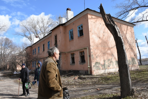 «Слава Богу, пережили зиму»: почему жильцы не покидают полуразрушенные дома на Ленинградской?