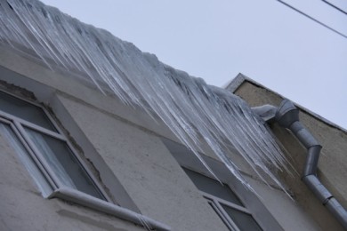 В Воронеже завели очередное дело из-за покалечившей пенсионерку глыбы льда