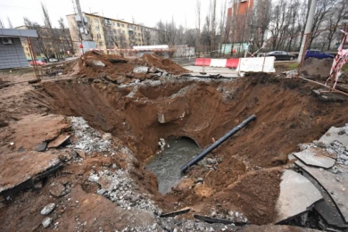 В Воронеже на левом берегу под провалившимся асфальтом разлилась зловонная река
