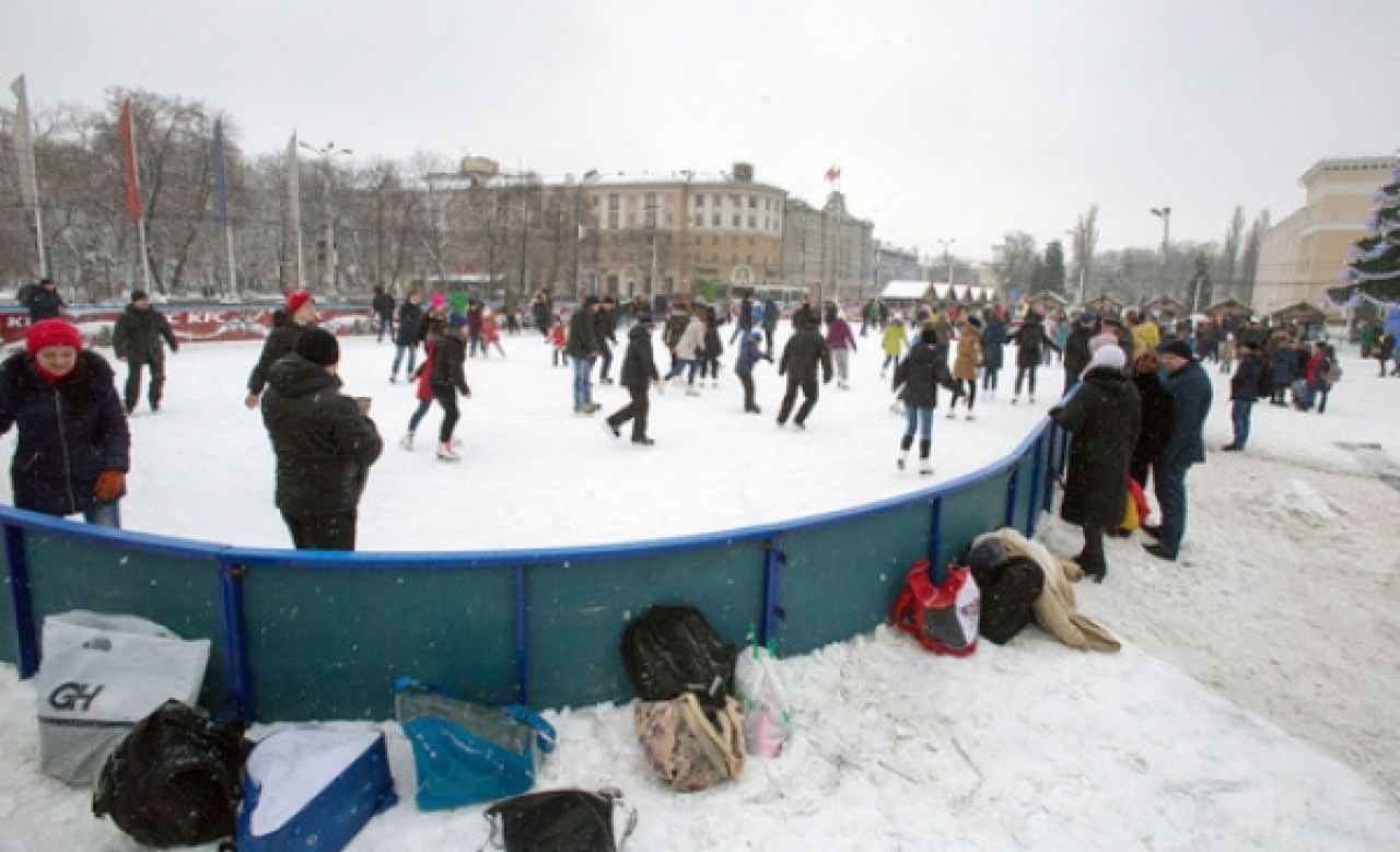 В Воронеже на площади Ленина начали разбирать катки