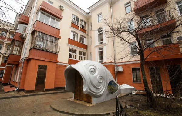 Алюминиевая рыба на улице Карла Маркса вызвала раскол среди общественников и краеведов