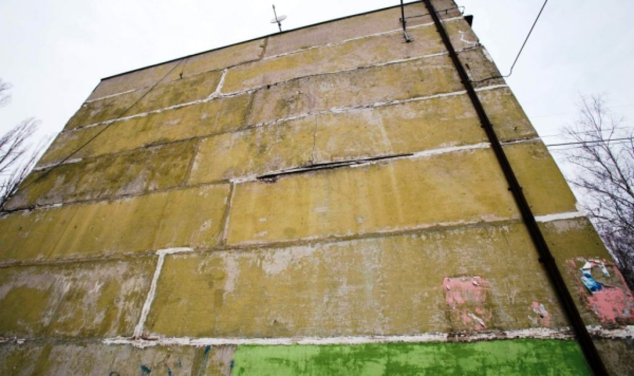 Трещина между панелями дома по ул. Дубянской