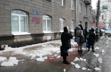 В Воронеже на остановке «Луч» глыба льда покалечила женщину и парня