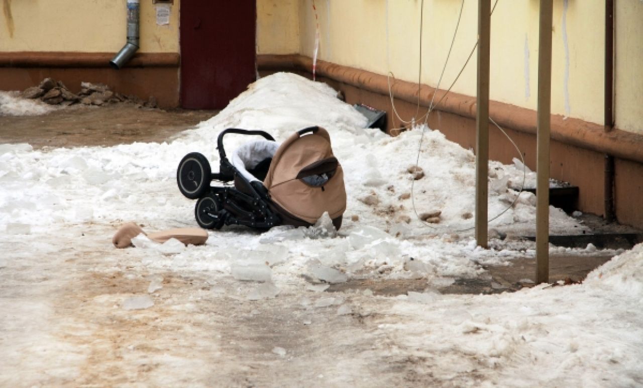 Коммунальщики объяснили, почему лёд с крыши упал на женщину с коляской