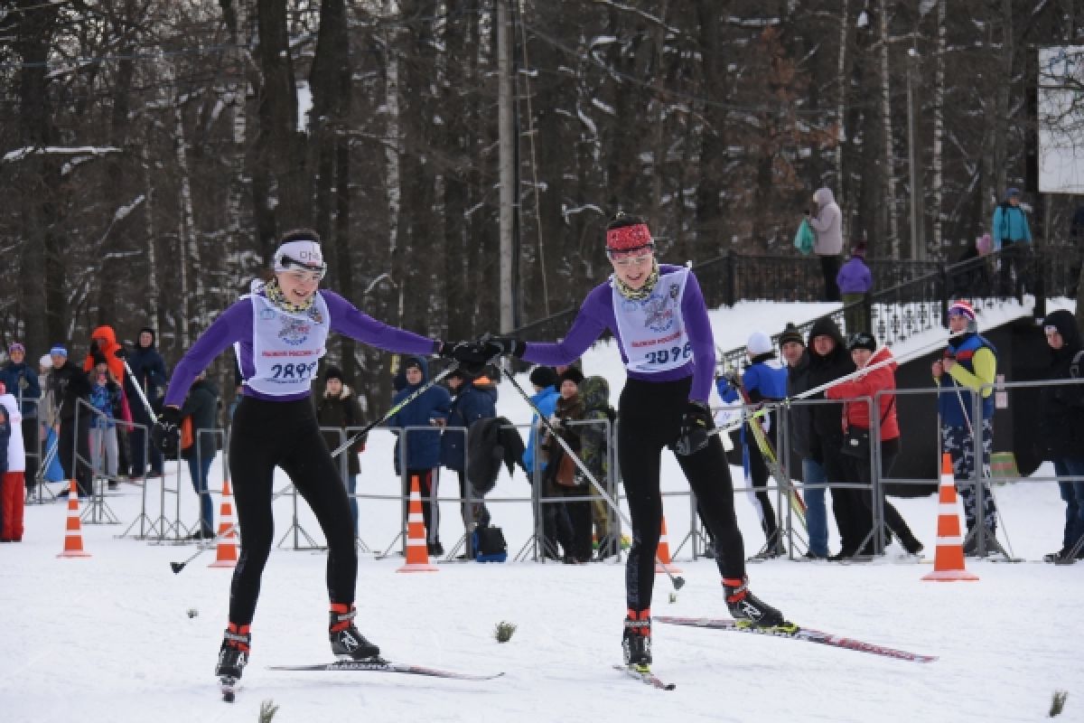 Марина и Настя Провоторовы на финише 10-километровой гонки