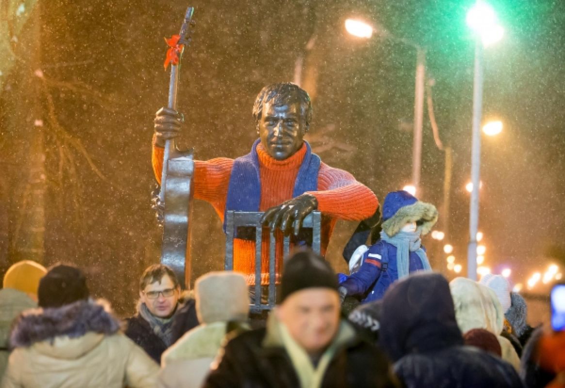 Как воронежцы отнеслись к идее нарядить памятник Высоцкому в свитер