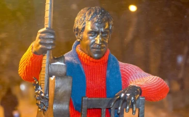 В Воронеже одетый в красный свитер Высоцкий стал «улыбаться»