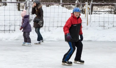 Воронежец в 77 лет мастерски катается на коньках и лыжах