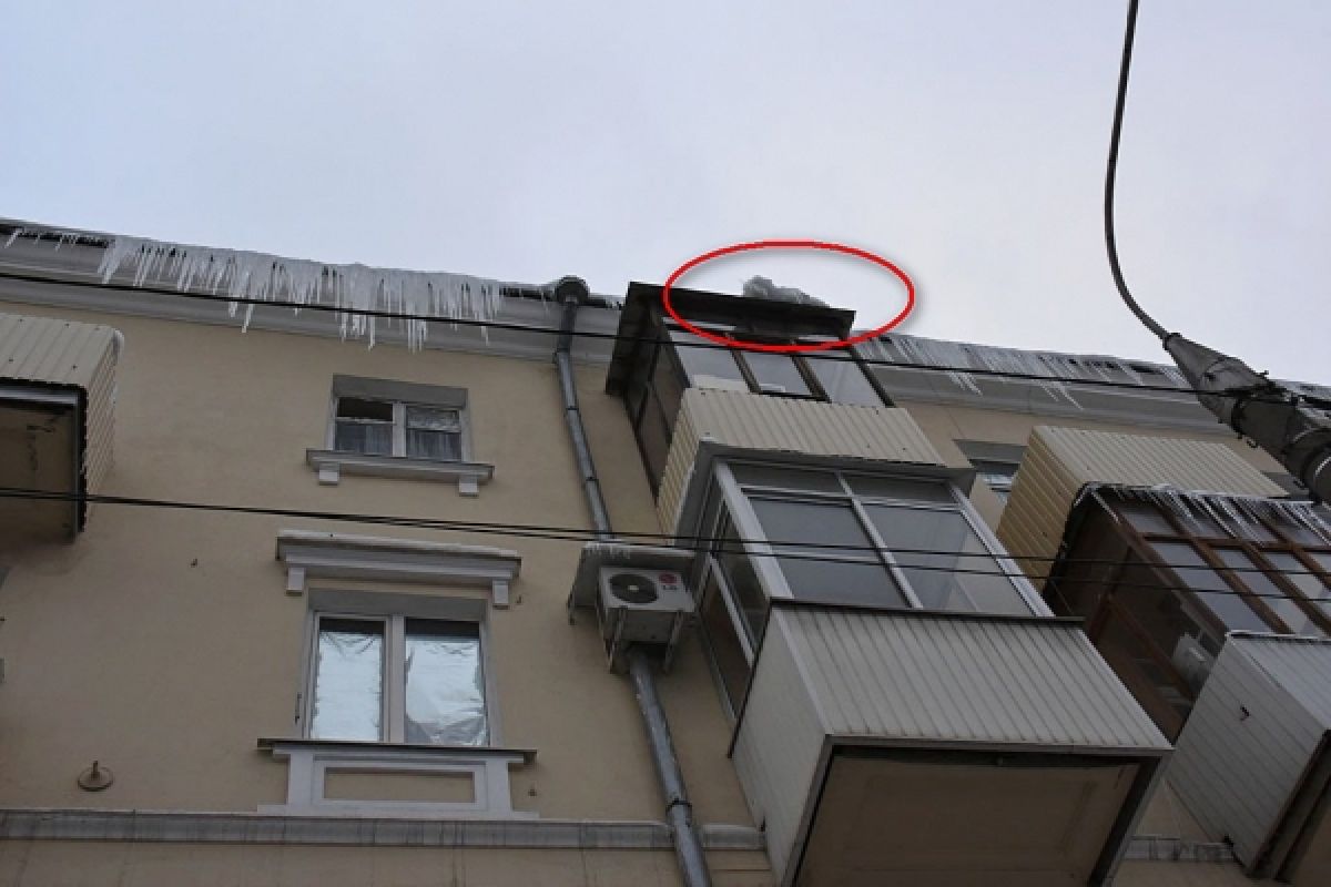На Кольцовской упавшая с крыши глыба льда разбила голову прохожей