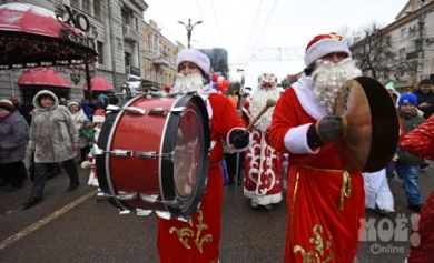 В этом году шествие Дедов Морозов в Воронеже походило на рекламную акцию