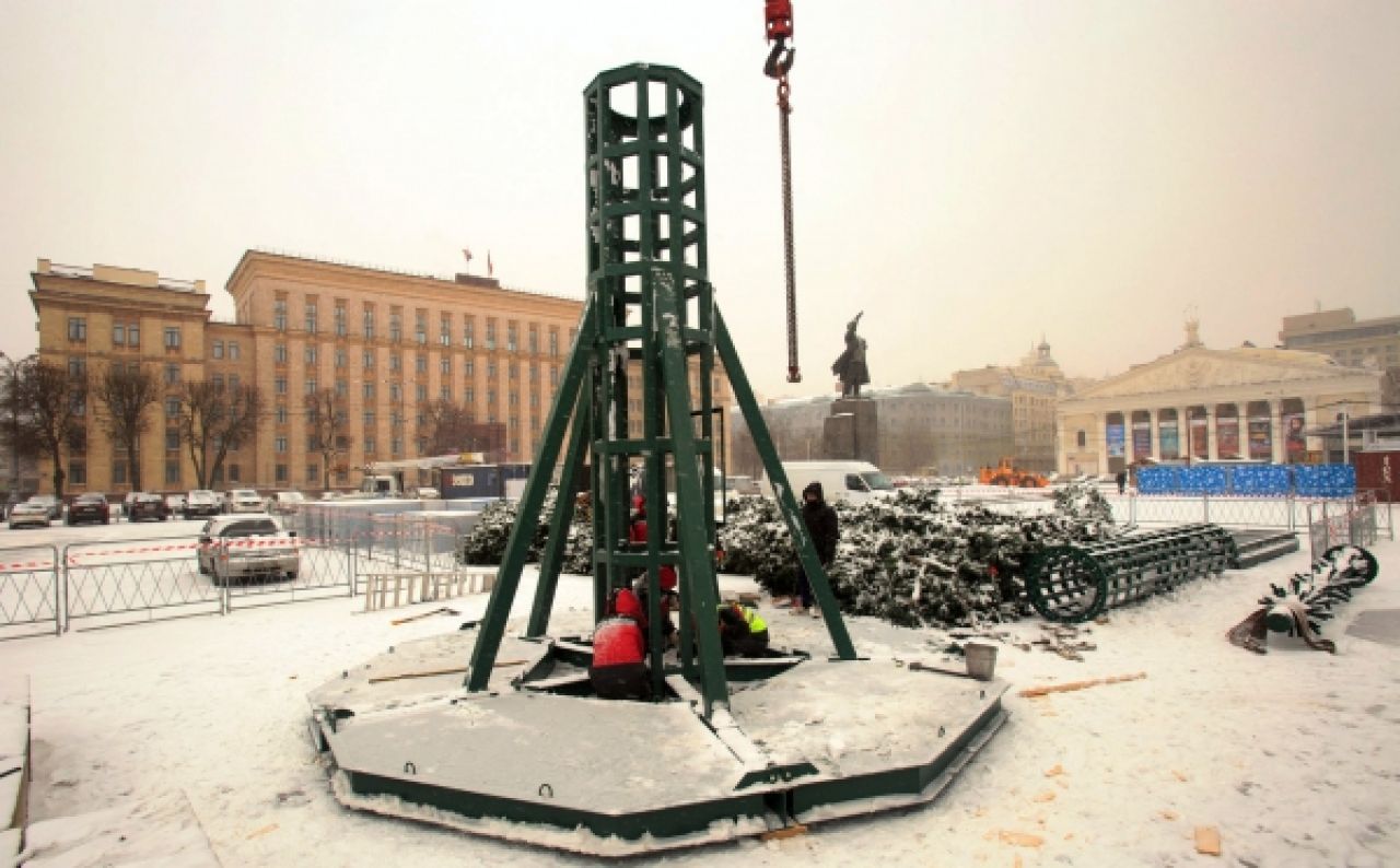 В Воронеже на площади Ленина начали устанавливать скандально дорогую ёлку